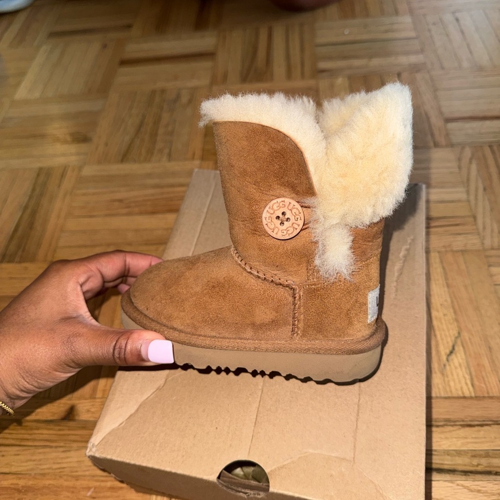UGG Kids Bailey Button Chestnut Suede